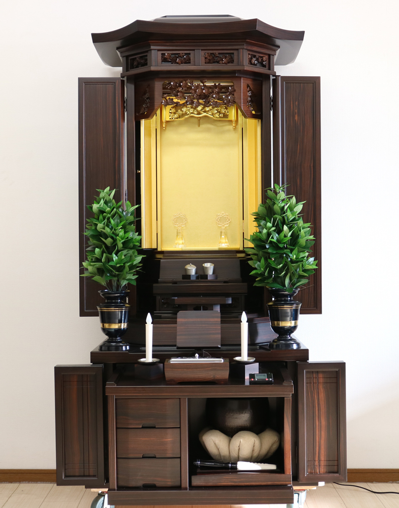 金剛堂の厨子型収納仏壇です。精悍な面持ちで金具一つ一つ丁寧に仕上がっております。  厨子内の二重の桜の彫りがきれいです。