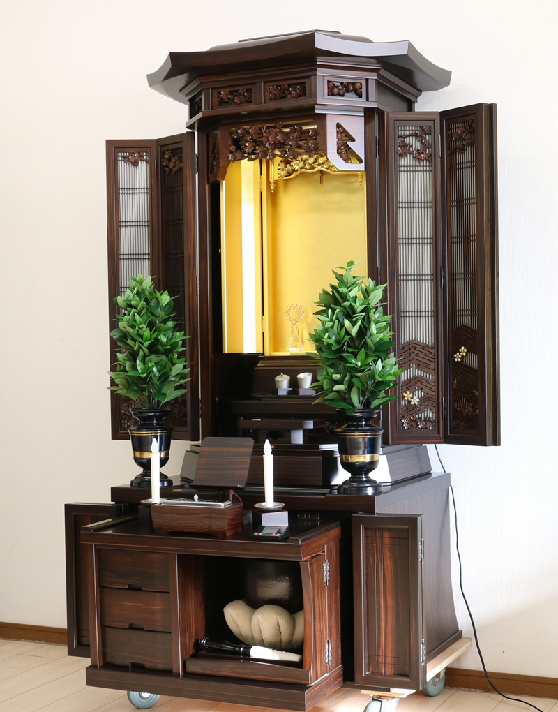 金剛堂の厨子型収納仏壇です。精悍な面持ちで金具一つ一つ丁寧に仕上がっております。  厨子内の二重の桜の彫りがきれいです。