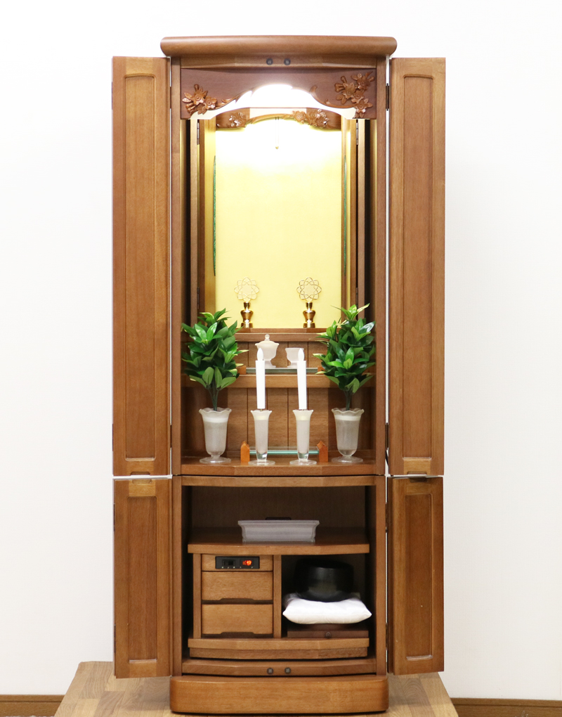 落ち着いた紀やさしさを感じるお仏壇です。婦人部女子部に大人気の商品です。  扉が2箇所に分けられていますので、厨子だけ開閉ができスマートにご安置できます。  洋室・一人暮らしにも最適です。