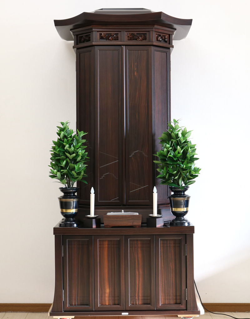 金剛堂の厨子型収納仏壇です。精悍な面持ちで金具一つ一つ丁寧に仕上がっております。  厨子内の二重の桜の彫りがきれいです。