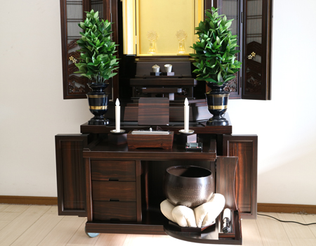 創価学会厨子型収納仏壇　金剛堂　中古688　創価学会仏壇専門店桜梅桃李.comより発売いたします。　金剛堂の厨子型収納仏壇です。精悍な面持ちで金具一つ一つ丁寧に仕上がっております。厨子内の二重の桜の彫りがきれいです。仏壇全体:高さ167cm x 幅63.5cm x 奥行き61cm厨子内寸:60cm x28.5cm　扉最大幅:105cm扉二つ折り:84cm経机最大引き出し幅:87cm　