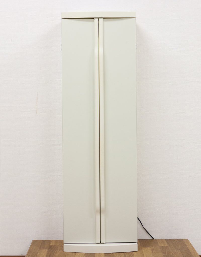 コンパクトでワンルームでも安心の家具調仏壇です。 使用感があり、背面部には剥がれ等ございます。ご了承の上ご購入くださいませ。お部屋の設置場所にも困らないシンプルでスリムな家具調仏壇です。 一人暮らしの方、青年部のみなさま、新入会の方にもおすすめのお仏壇です。