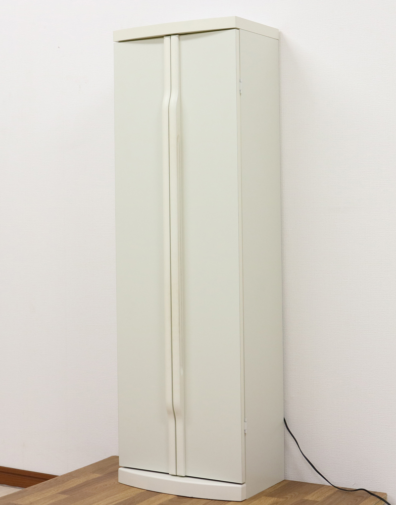 アロマオイルキャンドル付き。 仏壇全体:高さ127.5cm x 幅40.5cm x 奥行28cm 厨子内寸:45.5cm x 32cm 扉全開:82cm 桜梅桃李.comより創価学会家具調仏壇B689　中古仏壇を格安で販売いたします。