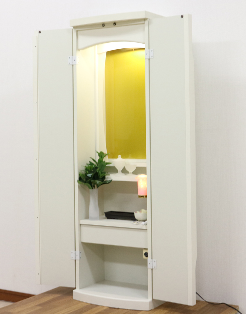 桜梅桃李.comより創価学会　家具調中古仏壇　B689　額縁スマートホワイト手動を発売いたしました。 コンパクトでワンルームでも安心の家具調仏壇です。 使用感があり、背面部には剥がれ等ございます。ご了承の上ご購入くださいませ。お部屋の設置場所にも困らないシンプルでスリムな家具調仏壇です。 一人暮らしの方、青年部のみなさま、新入会の方にもおすすめのお仏壇です。