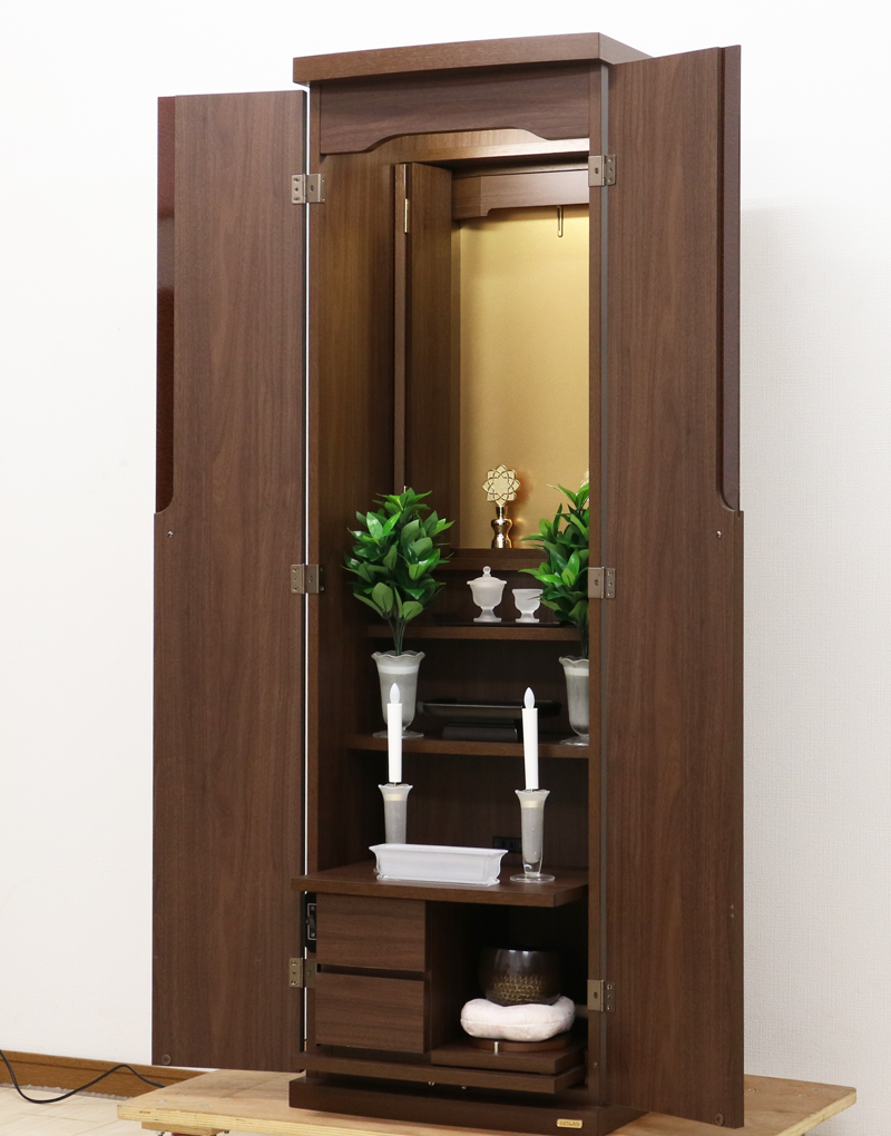 創価学会部仏壇買取専門店桜梅桃李.comより家具調電動中古仏壇の発売を致します。ダークオークの電動家具調仏壇です。  中古仏壇となりますので、よく見ていただいてご購入下さい。  こちらのお仏壇は、クリーニングメンテナンス済みです。どの部屋にも違和感なく溶け込みます。  青年部・独立・新入会・進学・一人暮らしの女子部・男子部・学生部・また新婚引っ越しにも人気の格安仏壇です。