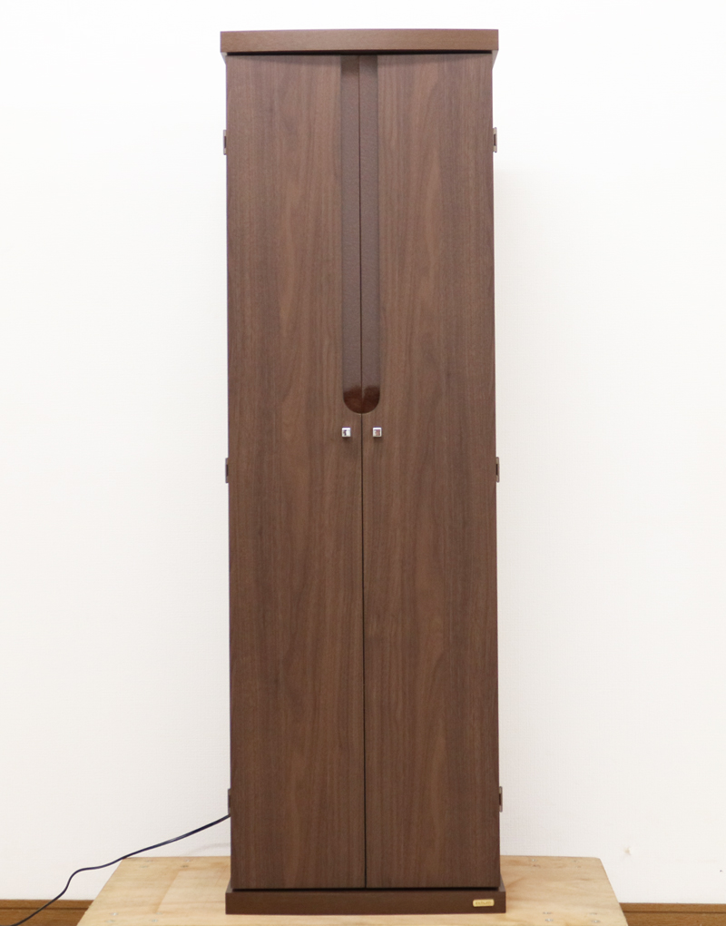 ダークオークの電動家具調仏壇です。  中古仏壇となりますので、よく見ていただいてご購入下さい。  こちらのお仏壇は、クリーニングメンテナンス済みです。どの部屋にも違和感なく溶け込みます。  青年部・独立・新入会・進学・一人暮らしの女子部・男子部・学生部・また新婚引っ越しにも人気の格安仏壇です。