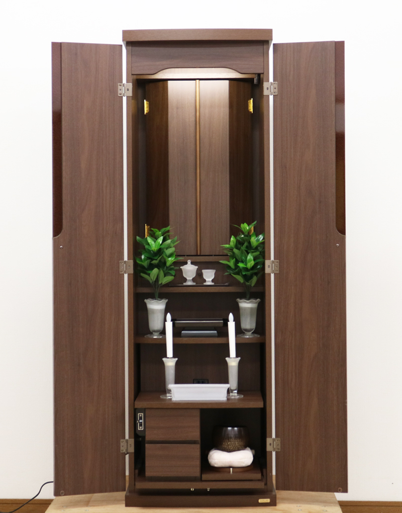 ダークオークの電動家具調仏壇です。  中古仏壇となりますので、よく見ていただいてご購入下さい。  こちらのお仏壇は、クリーニングメンテナンス済みです。どの部屋にも違和感なく溶け込みます。  青年部・独立・新入会・進学・一人暮らしの女子部・男子部・学生部・また新婚引っ越しにも人気の格安仏壇です。