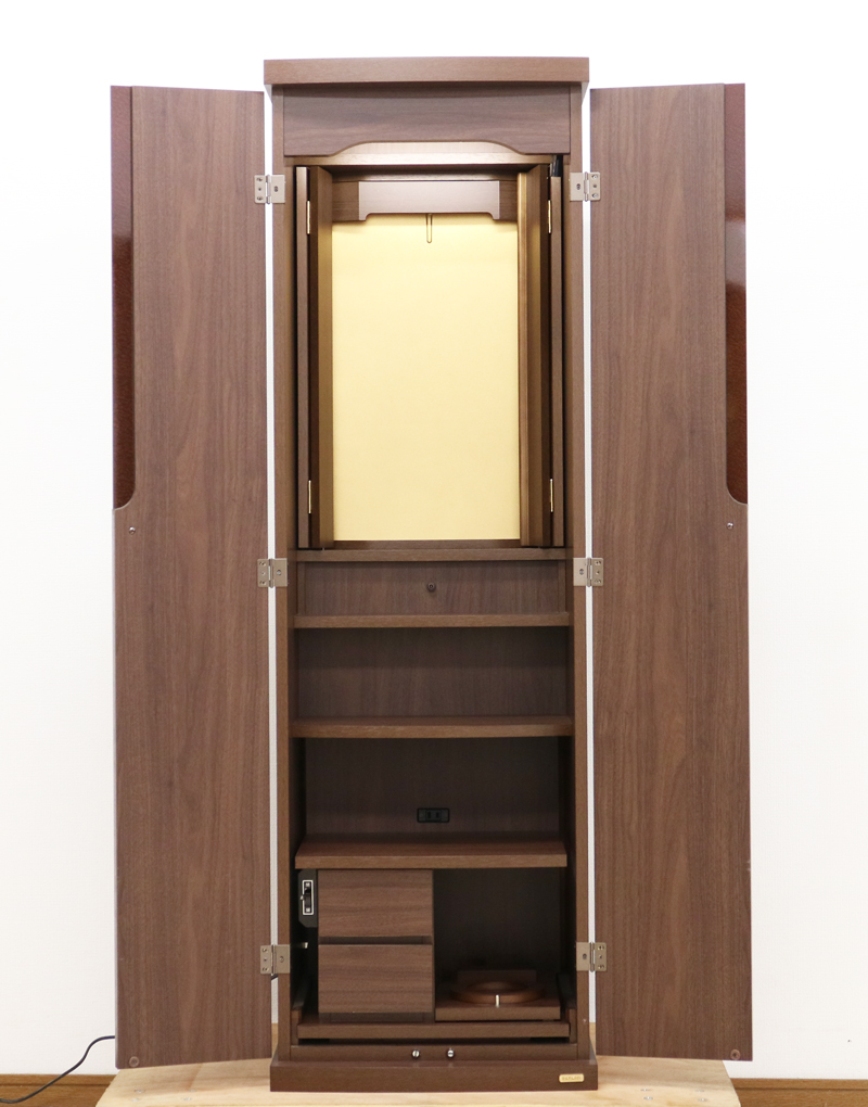 ダークオークの電動家具調仏壇です。  中古仏壇となりますので、よく見ていただいてご購入下さい。  こちらのお仏壇は、クリーニングメンテナンス済みです。どの部屋にも違和感なく溶け込みます。  青年部・独立・新入会・進学・一人暮らしの女子部・男子部・学生部・また新婚引っ越しにも人気の格安仏壇です。