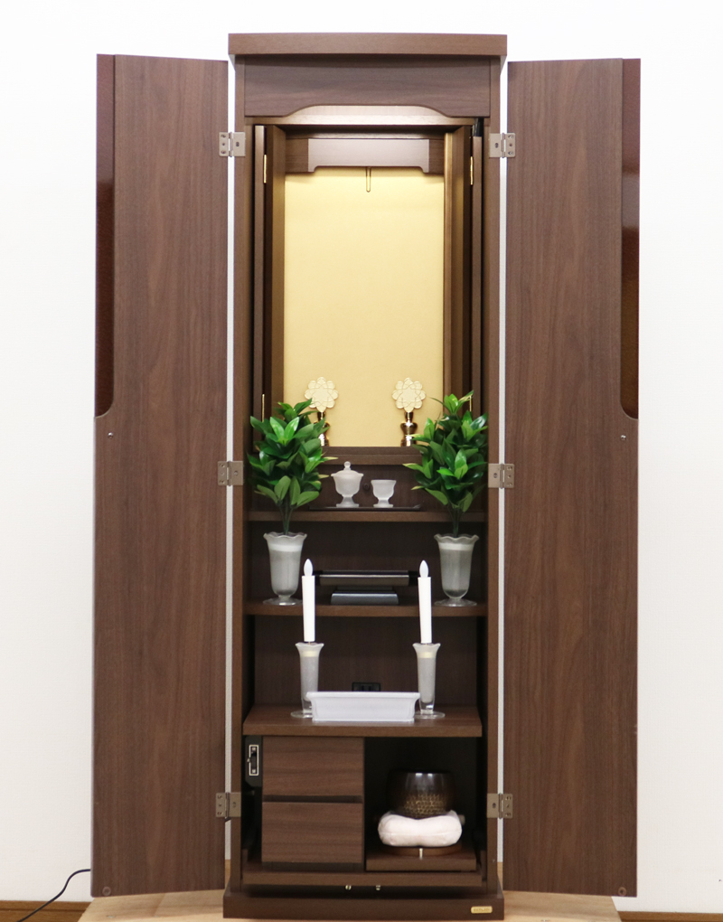 ダークオークの電動家具調仏壇です。  中古仏壇となりますので、よく見ていただいてご購入下さい。  こちらのお仏壇は、クリーニングメンテナンス済みです。どの部屋にも違和感なく溶け込みます。  青年部・独立・新入会・進学・一人暮らしの女子部・男子部・学生部・また新婚引っ越しにも人気の格安仏壇です。