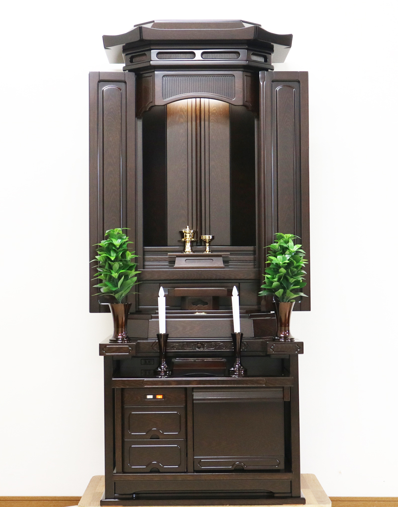 創価学会仏壇専門店桜梅桃李.comより発売いたします。会場拠点用拠点・会場・和室に最適です。男子部にも大変人気の商品となっております。ぜひお買い得なこの機会にご検討くださいませ。傷等もあまりなく、中古商品としても優良です。創価学会仏壇専門店桜梅桃李.comより発売いたします、和室・拠点にもぴったりの収納経机のすっきりとしたお仏壇です。  男子部にも大変人気の商品となっております。  ぜひお買い得なこの機会にご検討くださいませ。目立つ大きな傷等もあまりなく、中古商品としても優良です。  使用年数数か月のため、安心してご使用いただけます。 製品名 	  創価学会厨子型収納中古仏壇694 設置和室・洋室・拠点・男子部拠点にも最適です