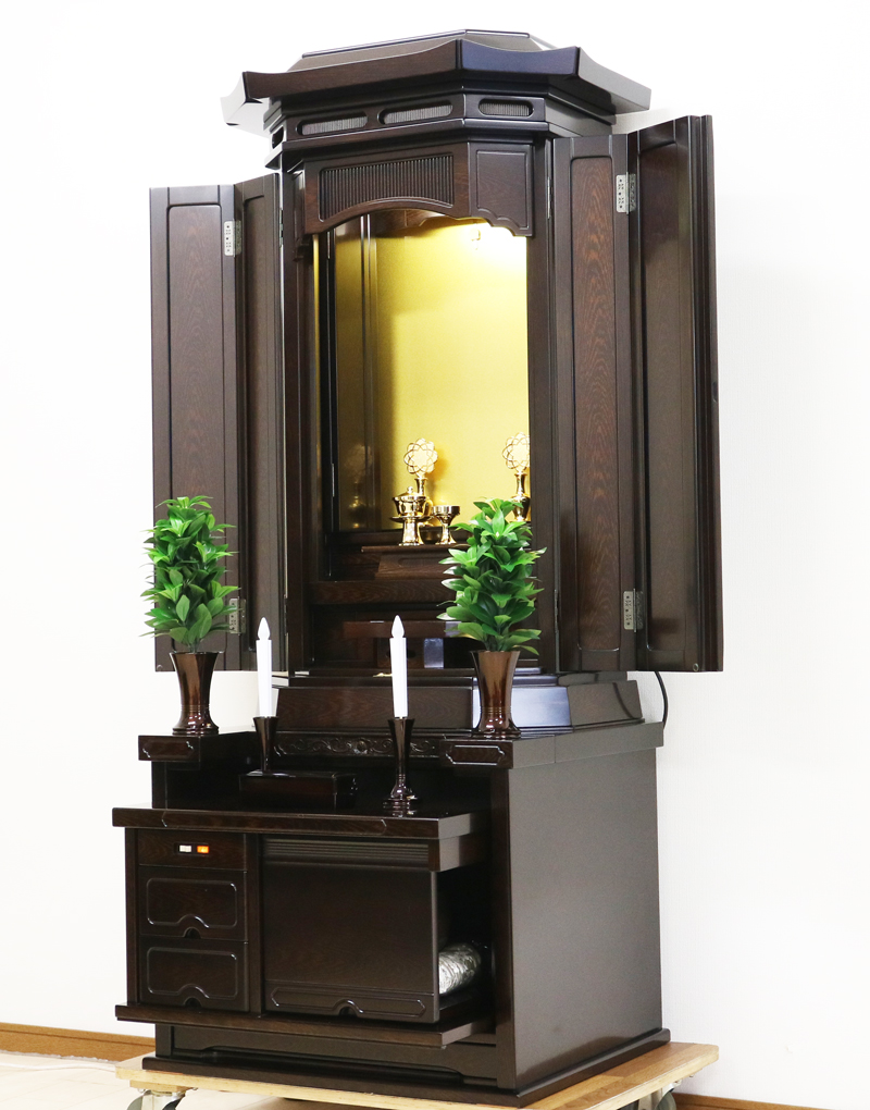 創価学会仏壇専門店桜梅桃李.comより発売いたします。会場拠点用拠点・会場・和室に最適です。男子部にも大変人気の商品となっております。ぜひお買い得なこの機会にご検討くださいませ。傷等もあまりなく、中古商品としても優良です。創価学会仏壇専門店桜梅桃李.comより発売いたします、和室・拠点にもぴったりの収納経机のすっきりとしたお仏壇です。  男子部にも大変人気の商品となっております。  ぜひお買い得なこの機会にご検討くださいませ。目立つ大きな傷等もあまりなく、中古商品としても優良です。  使用年数数か月のため、安心してご使用いただけます。 製品名 	  創価学会厨子型収納中古仏壇694 設置和室・洋室・拠点・男子部拠点にも最適です