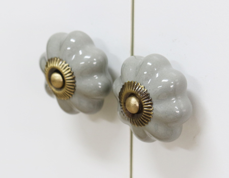 創価学会仏壇専門店桜梅桃李.comより創価学会家具調中古仏壇698ニュースマイルホワイト電動を発売致します。お花の形をした取っ手デザインとなっております。