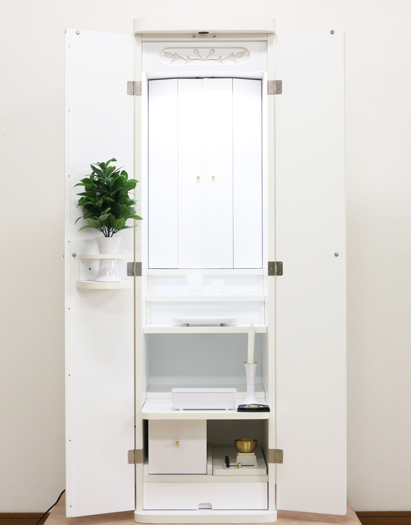 創価学会仏壇専門店桜梅桃李.comより創価学会家具調中古仏壇698ニュースマイルホワイト電動を発売致します。外扉の取っ手がかわいいお花になっております。ホワイト仏壇なので、ナチュラルなお部屋に最適です。お一人暮らし・大学進学・上京や、ワンルームにもってこいのお仏壇です仏壇全体:高さ約142cm x 幅約41cm x 奥行約39cm

厨子内寸:約57cm x 約33cm