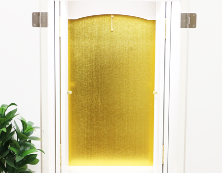 創価学会仏壇専門店桜梅桃李.comより創価学会家具調中古仏壇698ニュースマイルホワイト電動を発売致します。お厨子内は広く明るくすっきりとしています。

お掃除もしっかりと行う事ができますので安心です。

電動式の厨子扉となっております。

照明は、LED照明が搭載されております。