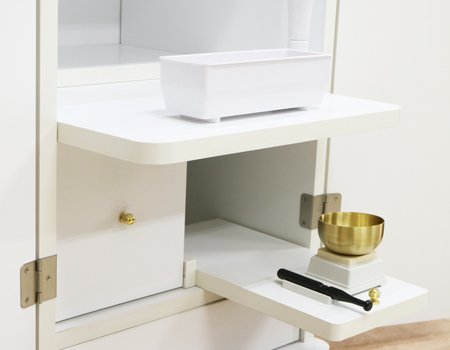 創価学会仏壇専門店桜梅桃李.comより創価学会家具調中古仏壇698ニュースマイルホワイト電動を発売致します。収納式経机とリン台ですので、上記写真のように引き出して使うことができます。

使用しないときはお仏壇にコンパクトに収納することができます。

※引き出し部分にシート剥がれがございましたので補修しました。

ご確認の上ご購入ください。