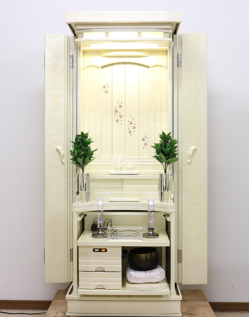 創価学会仏壇専門店桜梅桃李.comより創価学会家具調中古仏壇699永遠パールホワイトを発売致します。お厨子内は広く明るくすっきりとしています。お掃除もしっかりと行う事ができますので安心です。電動式の厨子扉となっております。