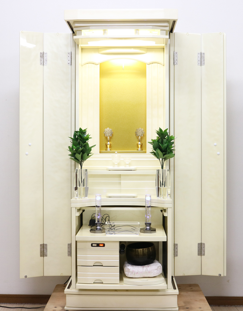 創価学会仏壇専門店桜梅桃李.comより創価学会家具調中古仏壇699永遠パールホワイトを発売致します。お厨子内は広く明るくすっきりとしています。お掃除もしっかりと行う事ができますので安心です。電動式の厨子扉となっております。