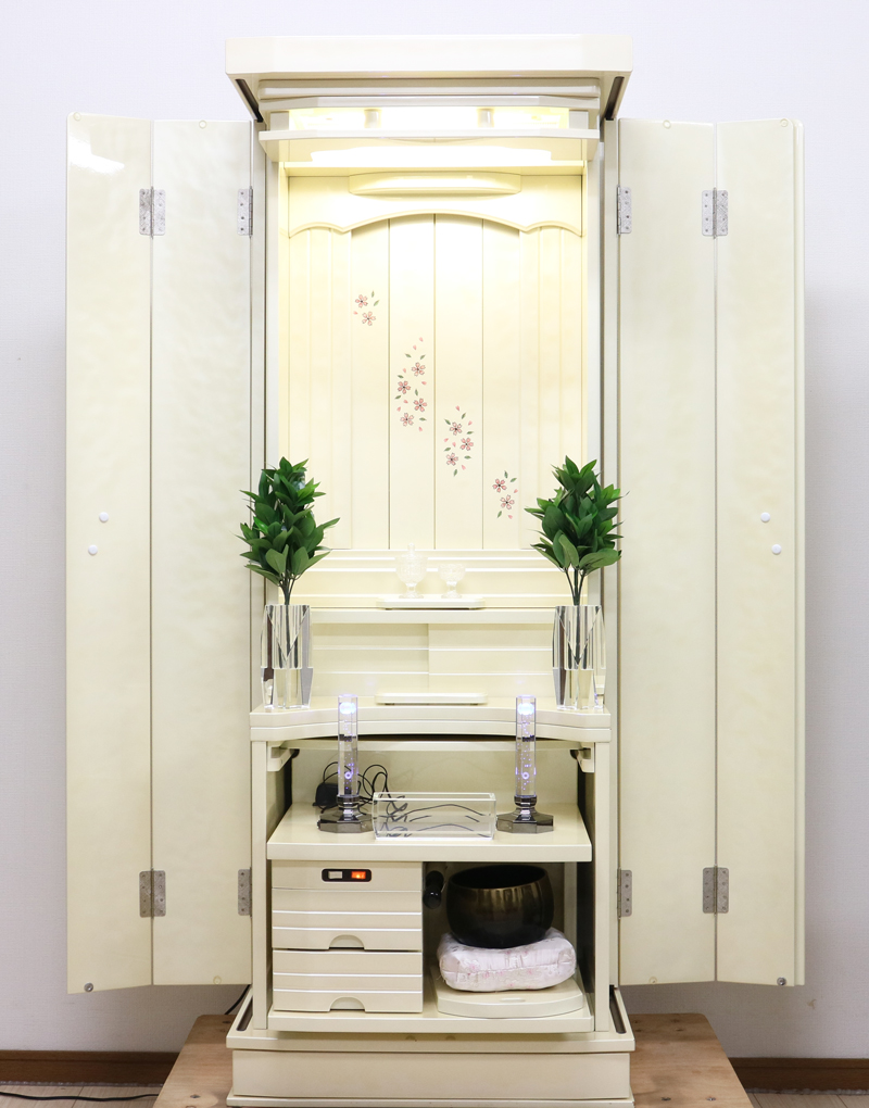 創価学会仏壇専門店桜梅桃李.comより創価学会家具調中古仏壇699永遠パールホワイトを発売致します。お厨子内は広く明るくすっきりとしています。お掃除もしっかりと行う事ができますので安心です。電動式の厨子扉となっております。