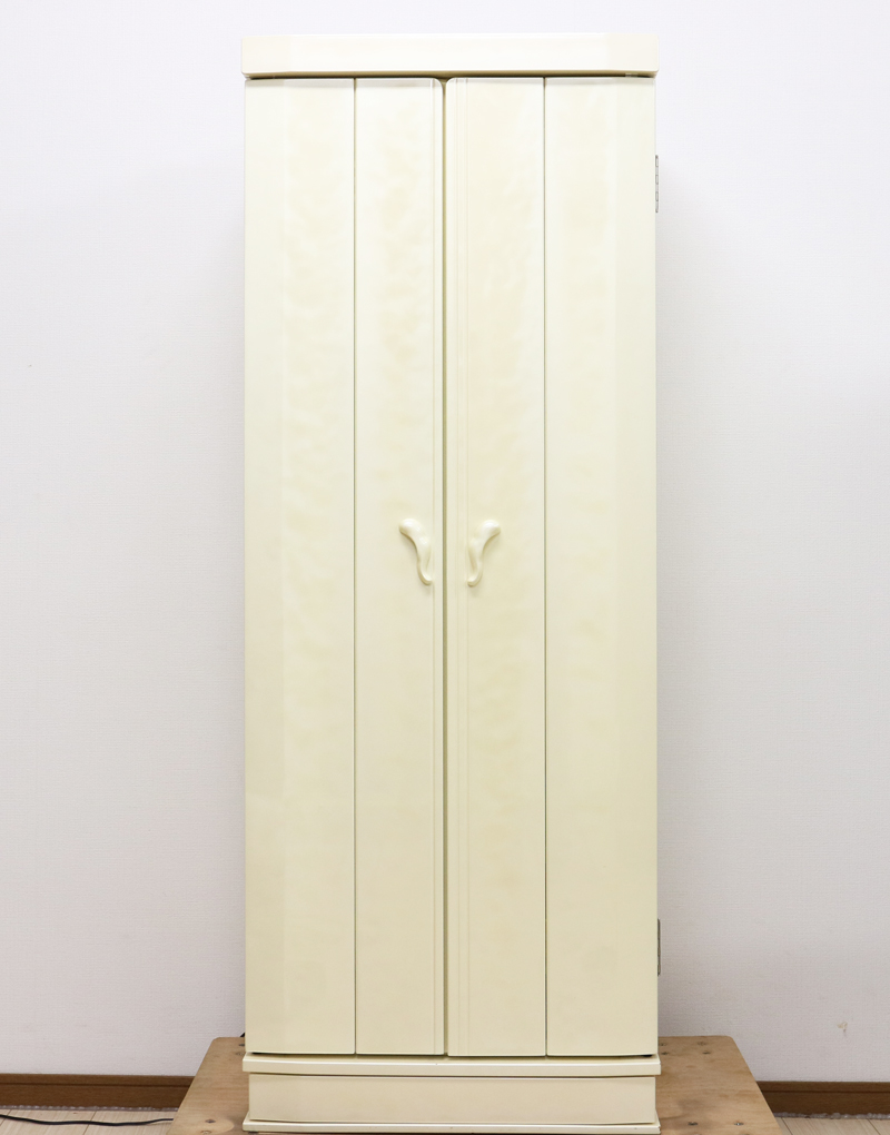 創価学会仏壇専門店桜梅桃李.comより創価学会家具調中古仏壇699永遠パールホワイトを発売致します。お厨子内は広く明るくすっきりとしています。お掃除もしっかりと行う事ができますので安心です。電動式の厨子扉となっております。