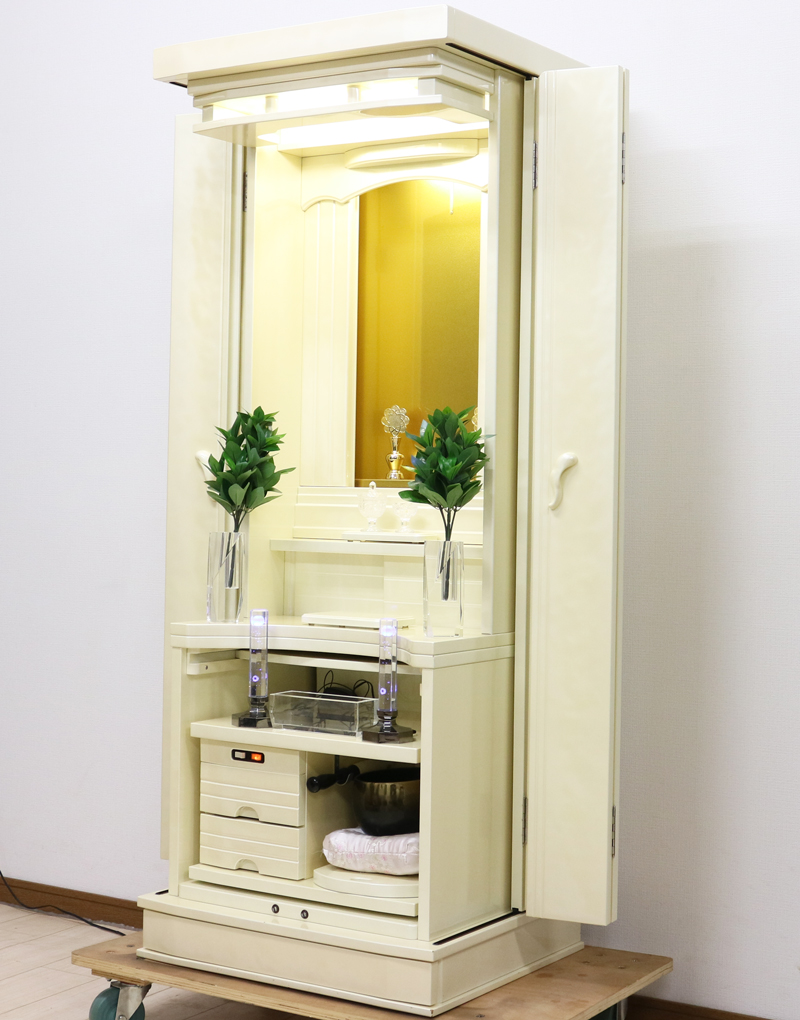 創価学会仏壇専門店桜梅桃李.comより創価学会家具調中古仏壇699永遠パールホワイトを発売致します。お厨子内は広く明るくすっきりとしています。お掃除もしっかりと行う事ができますので安心です。電動式の厨子扉となっております。