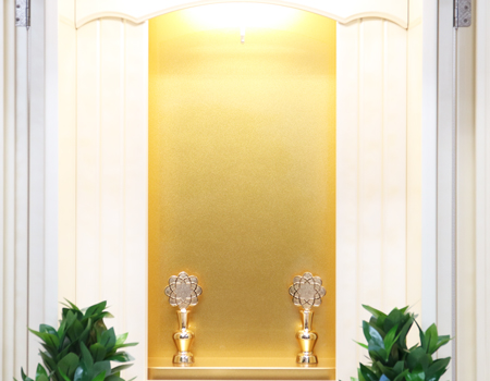 家具調仏壇永遠パールホワイト塗装のお仏壇です。厨子扉の桜蒔絵がとても高級感があります。