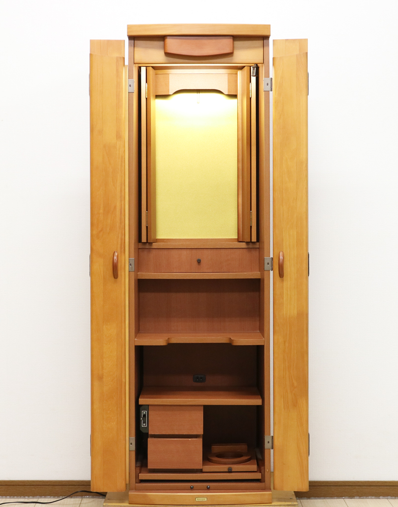 桜梅桃李.comより創価学会家具調中古仏壇705を販売いたします。今までのお仏壇のデザインではなかった、オシャレな雰囲気漂うデザインに仕上がっております。  材質はデザインにあった、パイン材を使用しており、暖かみあふれる明るい印象をお部屋にプラスしてくれます。