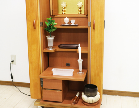  桜梅桃李.comより創価学会家具調中古仏壇705を販売いたします。今までのお仏壇のデザインではなかった、オシャレな雰囲気漂うデザインに仕上がっております。  材質はデザインにあった、パイン材を使用しており、暖かみあふれる明るい印象をお部屋にプラスしてくれます。