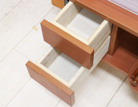  桜梅桃李.comより創価学会家具調中古仏壇705を販売いたします。今までのお仏壇のデザインではなかった、オシャレな雰囲気漂うデザインに仕上がっております。  材質はデザインにあった、パイン材を使用しており、暖かみあふれる明るい印象をお部屋にプラスしてくれます。