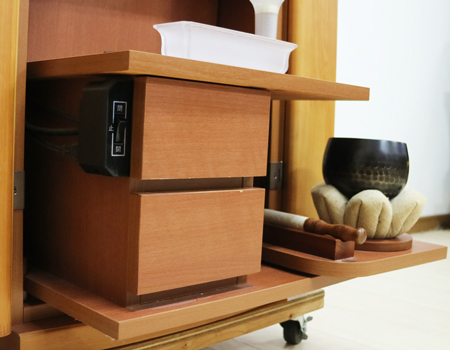  桜梅桃李.comより創価学会家具調中古仏壇705を販売いたします。今までのお仏壇のデザインではなかった、オシャレな雰囲気漂うデザインに仕上がっております。  材質はデザインにあった、パイン材を使用しており、暖かみあふれる明るい印象をお部屋にプラスしてくれます。