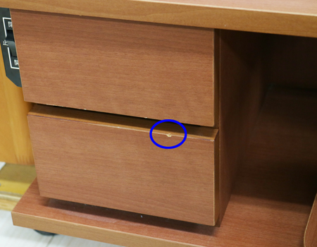  桜梅桃李.comより創価学会家具調中古仏壇705を販売いたします。今までのお仏壇のデザインではなかった、オシャレな雰囲気漂うデザインに仕上がっております。  材質はデザインにあった、パイン材を使用しており、暖かみあふれる明るい印象をお部屋にプラスしてくれます。