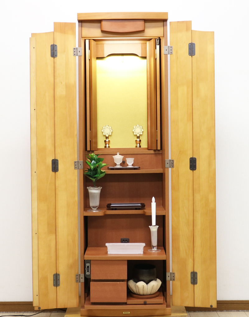桜梅桃李.comより創価学会家具調中古仏壇705を販売いたします。今までのお仏壇のデザインではなかった、オシャレな雰囲気漂うデザインに仕上がっております。  材質はデザインにあった、パイン材を使用しており、暖かみあふれる明るい印象をお部屋にプラスしてくれます。