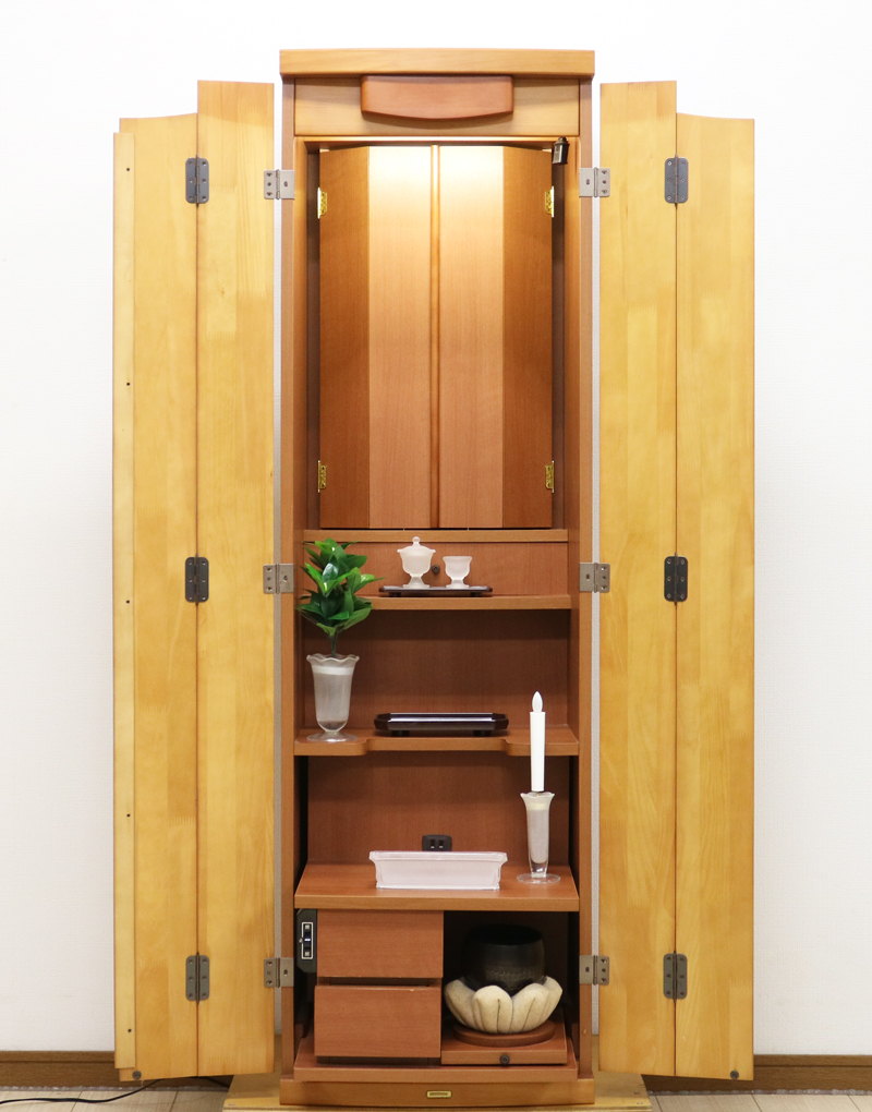 桜梅桃李.comより創価学会家具調中古仏壇705を販売いたします。今までのお仏壇のデザインではなかった、オシャレな雰囲気漂うデザインに仕上がっております。  材質はデザインにあった、パイン材を使用しており、暖かみあふれる明るい印象をお部屋にプラスしてくれます。