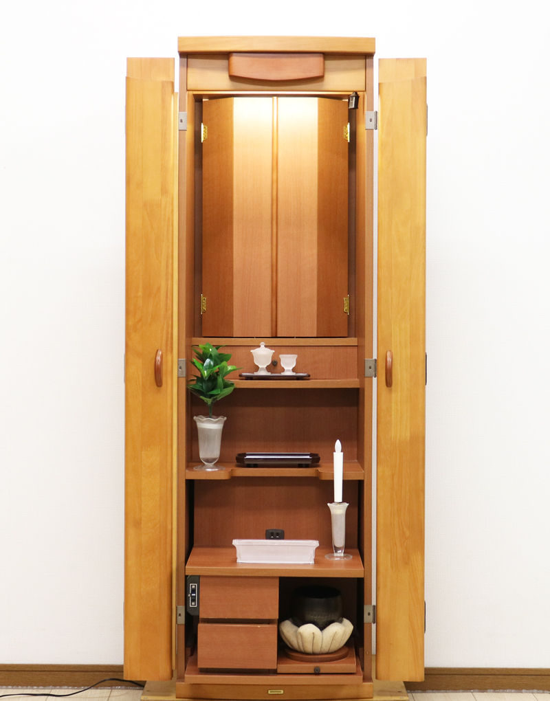 桜梅桃李.comより創価学会家具調中古仏壇705を販売いたします。今までのお仏壇のデザインではなかった、オシャレな雰囲気漂うデザインに仕上がっております。  材質はデザインにあった、パイン材を使用しており、暖かみあふれる明るい印象をお部屋にプラスしてくれます。