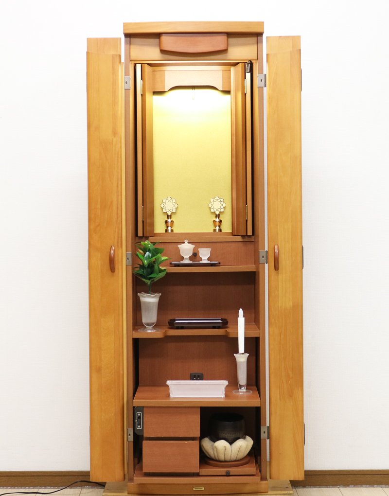 桜梅桃李.comより創価学会家具調中古仏壇705を販売いたします。今までのお仏壇のデザインではなかった、オシャレな雰囲気漂うデザインに仕上がっております。  材質はデザインにあった、パイン材を使用しており、暖かみあふれる明るい印象をお部屋にプラスしてくれます。