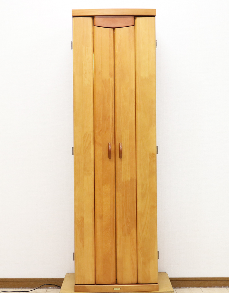 桜梅桃李.comより創価学会家具調中古仏壇705を販売いたします。今までのお仏壇のデザインではなかった、オシャレな雰囲気漂うデザインに仕上がっております。  材質はデザインにあった、パイン材を使用しており、暖かみあふれる明るい印象をお部屋にプラスしてくれます。