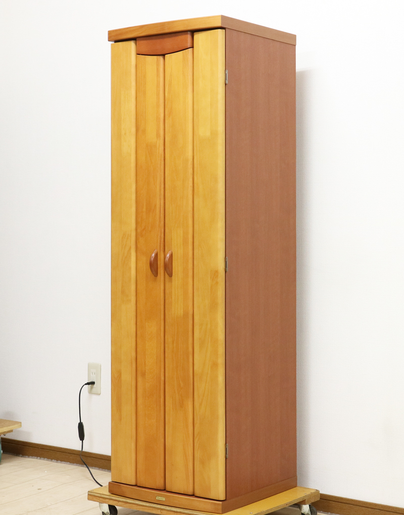 桜梅桃李.comより創価学会家具調中古仏壇705を販売いたします。今までのお仏壇のデザインではなかった、オシャレな雰囲気漂うデザインに仕上がっております。  材質はデザインにあった、パイン材を使用しており、暖かみあふれる明るい印象をお部屋にプラスしてくれます。