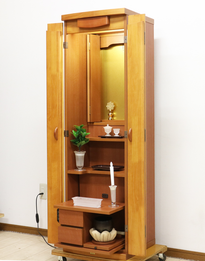 桜梅桃李.comより創価学会家具調中古仏壇705を販売いたします。今までのお仏壇のデザインではなかった、オシャレな雰囲気漂うデザインに仕上がっております。  材質はデザインにあった、パイン材を使用しており、暖かみあふれる明るい印象をお部屋にプラスしてくれます。