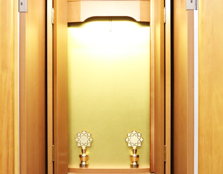 桜梅桃李.comより創価学会家具調中古仏壇705を販売いたします。今までのお仏壇のデザインではなかった、オシャレな雰囲気漂うデザインに仕上がっております。  材質はデザインにあった、パイン材を使用しており、暖かみあふれる明るい印象をお部屋にプラスしてくれます。