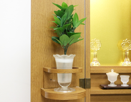 灯立てを入れるための専用花台がついております