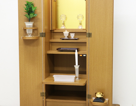 仏具ご希望のお客様には、上記写真の仏具が付属いたします。  新品:造花おしきみミニ、ガラス仏器茶器、花立、灯立て、電池ローソク、角香炉  中古:徳利、天目、三宝、リン、リン布団、リン棒