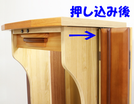   ダーク色とライト色のツートンのコンビネーション色です。今までのお仏壇のデザインではなかった、オシャレな雰囲気漂うデザインに仕上がっております。  材質はデザインにあった、パイン材を使用しており、暖かみあふれる明るい印象をお部屋にプラスしてくれます。  金剛堂アンサンブル現在でも販売されているお仏壇です。    製品名 創価学会中古仏壇709 設置 	和室・洋室・拠点・ワンルーム・一人暮らしにも最適です 種別 	家具調仏壇 サイズ 	  仏壇全体:高さ145cm x 幅54cm x 奥行き49cm  扉二つ折り最大幅:79cm  厨子内寸: 52cm x 32cm 	  材質 	芯材:MDF、扉:パイン材、 機能 	  自動扉・引き出し3箇所(厨子下一個、下部引き出し二個)、収納経机