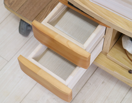   ダーク色とライト色のツートンのコンビネーション色です。今までのお仏壇のデザインではなかった、オシャレな雰囲気漂うデザインに仕上がっております。  材質はデザインにあった、パイン材を使用しており、暖かみあふれる明るい印象をお部屋にプラスしてくれます。  金剛堂アンサンブル現在でも販売されているお仏壇です。    製品名 創価学会中古仏壇709 設置 	和室・洋室・拠点・ワンルーム・一人暮らしにも最適です 種別 	家具調仏壇 サイズ 	  仏壇全体:高さ145cm x 幅54cm x 奥行き49cm  扉二つ折り最大幅:79cm  厨子内寸: 52cm x 32cm 	  材質 	芯材:MDF、扉:パイン材、 機能 	  自動扉・引き出し3箇所(厨子下一個、下部引き出し二個)、収納経机