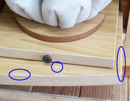  ダーク色とライト色のツートンのコンビネーション色です。今までのお仏壇のデザインではなかった、オシャレな雰囲気漂うデザインに仕上がっております。  材質はデザインにあった、パイン材を使用しており、暖かみあふれる明るい印象をお部屋にプラスしてくれます。  金剛堂アンサンブル現在でも販売されているお仏壇です。    製品名 創価学会中古仏壇709 設置 	和室・洋室・拠点・ワンルーム・一人暮らしにも最適です 種別 	家具調仏壇 サイズ 	  仏壇全体:高さ145cm x 幅54cm x 奥行き49cm  扉二つ折り最大幅:79cm  厨子内寸: 52cm x 32cm 	  材質 	芯材:MDF、扉:パイン材、 機能 	  自動扉・引き出し3箇所(厨子下一個、下部引き出し二個)、収納経机