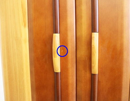  ダーク色とライト色のツートンのコンビネーション色です。今までのお仏壇のデザインではなかった、オシャレな雰囲気漂うデザインに仕上がっております。  材質はデザインにあった、パイン材を使用しており、暖かみあふれる明るい印象をお部屋にプラスしてくれます。  金剛堂アンサンブル現在でも販売されているお仏壇です。    製品名 創価学会中古仏壇709 設置 	和室・洋室・拠点・ワンルーム・一人暮らしにも最適です 種別 	家具調仏壇 サイズ 	  仏壇全体:高さ145cm x 幅54cm x 奥行き49cm  扉二つ折り最大幅:79cm  厨子内寸: 52cm x 32cm 	  材質 	芯材:MDF、扉:パイン材、 機能 	  自動扉・引き出し3箇所(厨子下一個、下部引き出し二個)、収納経机