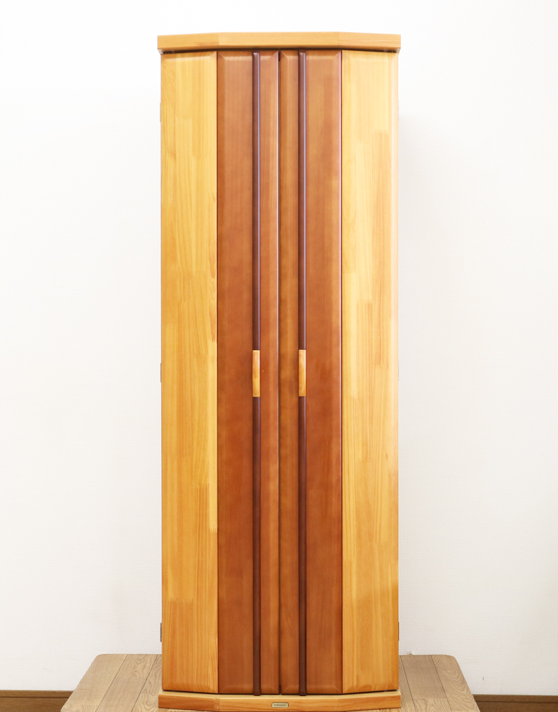  ダーク色とライト色のツートンのコンビネーション色です。今までのお仏壇のデザインではなかった、オシャレな雰囲気漂うデザインに仕上がっております。  材質はデザインにあった、パイン材を使用しており、暖かみあふれる明るい印象をお部屋にプラスしてくれます。  金剛堂アンサンブル現在でも販売されているお仏壇です。    製品名 創価学会中古仏壇709 設置 	和室・洋室・拠点・ワンルーム・一人暮らしにも最適です 種別 	家具調仏壇 サイズ 	  仏壇全体:高さ145cm x 幅54cm x 奥行き49cm  扉二つ折り最大幅:79cm  厨子内寸: 52cm x 32cm 	  材質 	芯材:MDF、扉:パイン材、 機能 	  自動扉・引き出し3箇所(厨子下一個、下部引き出し二個)、収納経机