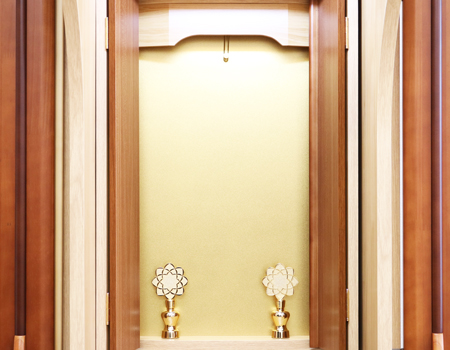   ダーク色とライト色のツートンのコンビネーション色です。今までのお仏壇のデザインではなかった、オシャレな雰囲気漂うデザインに仕上がっております。  材質はデザインにあった、パイン材を使用しており、暖かみあふれる明るい印象をお部屋にプラスしてくれます。  金剛堂アンサンブル現在でも販売されているお仏壇です。    製品名 創価学会中古仏壇709 設置 	和室・洋室・拠点・ワンルーム・一人暮らしにも最適です 種別 	家具調仏壇 サイズ 	  仏壇全体:高さ145cm x 幅54cm x 奥行き49cm  扉二つ折り最大幅:79cm  厨子内寸: 52cm x 32cm 	  材質 	芯材:MDF、扉:パイン材、 機能 	  自動扉・引き出し3箇所(厨子下一個、下部引き出し二個)、収納経机