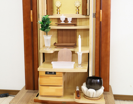  ダーク色とライト色のツートンのコンビネーション色です。今までのお仏壇のデザインではなかった、オシャレな雰囲気漂うデザインに仕上がっております。  材質はデザインにあった、パイン材を使用しており、暖かみあふれる明るい印象をお部屋にプラスしてくれます。  金剛堂アンサンブル現在でも販売されているお仏壇です。    製品名 創価学会中古仏壇709 設置 	和室・洋室・拠点・ワンルーム・一人暮らしにも最適です 種別 	家具調仏壇 サイズ 	  仏壇全体:高さ145cm x 幅54cm x 奥行き49cm  扉二つ折り最大幅:79cm  厨子内寸: 52cm x 32cm 	  材質 	芯材:MDF、扉:パイン材、 機能 	  自動扉・引き出し3箇所(厨子下一個、下部引き出し二個)、収納経机