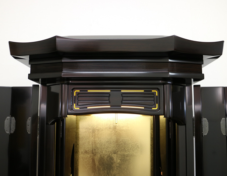 桜梅桃李で販売中の、創価学会中古厨子型仏壇711桜蒔絵黒檀 (特別特装ご本尊様可)屋根部分は精悍です