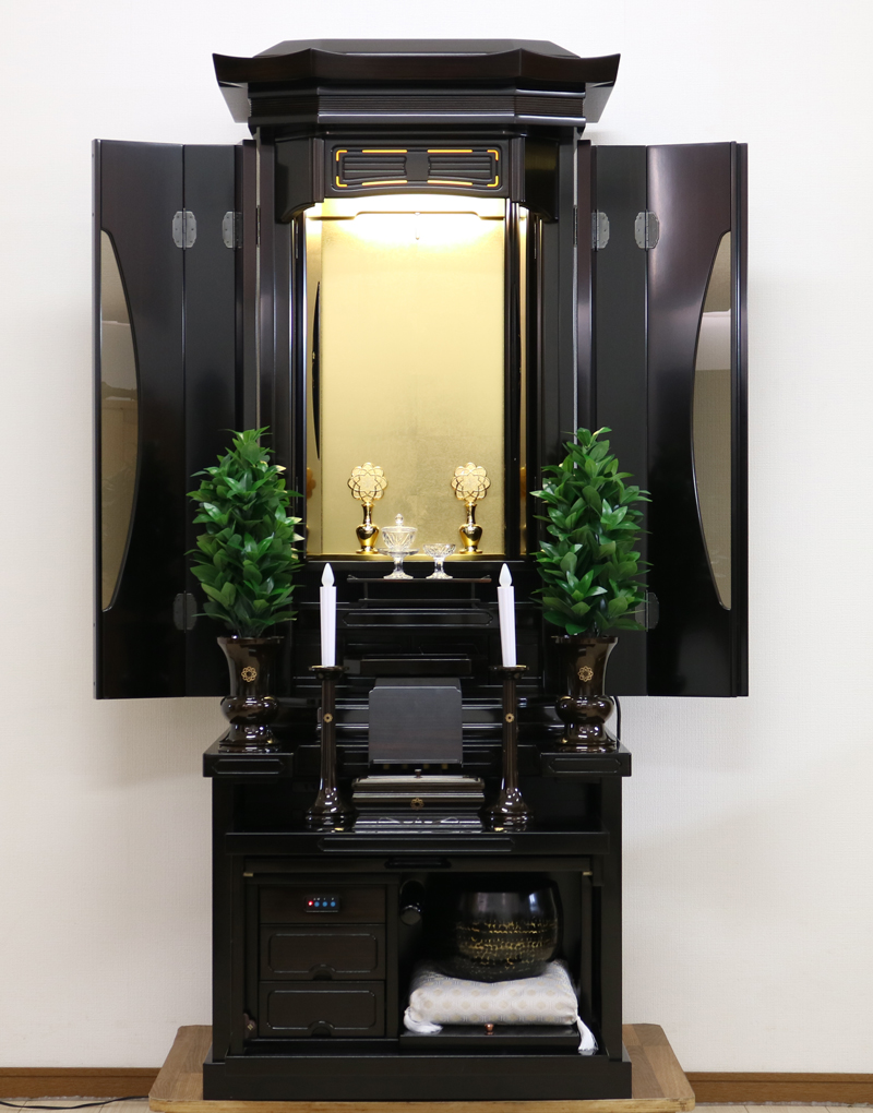 創価学会中古厨子型仏壇 711　桜蒔絵 黒檀色紫檀 (特別特装ご本尊様可)  のお仏壇です。  全体的に綺麗で、精悍な造りになっております。  上品な黒檀色のお仏壇ですので婦人部・女子部に大変人気のお仏壇となっております。  和室・拠点・会場に最適です。