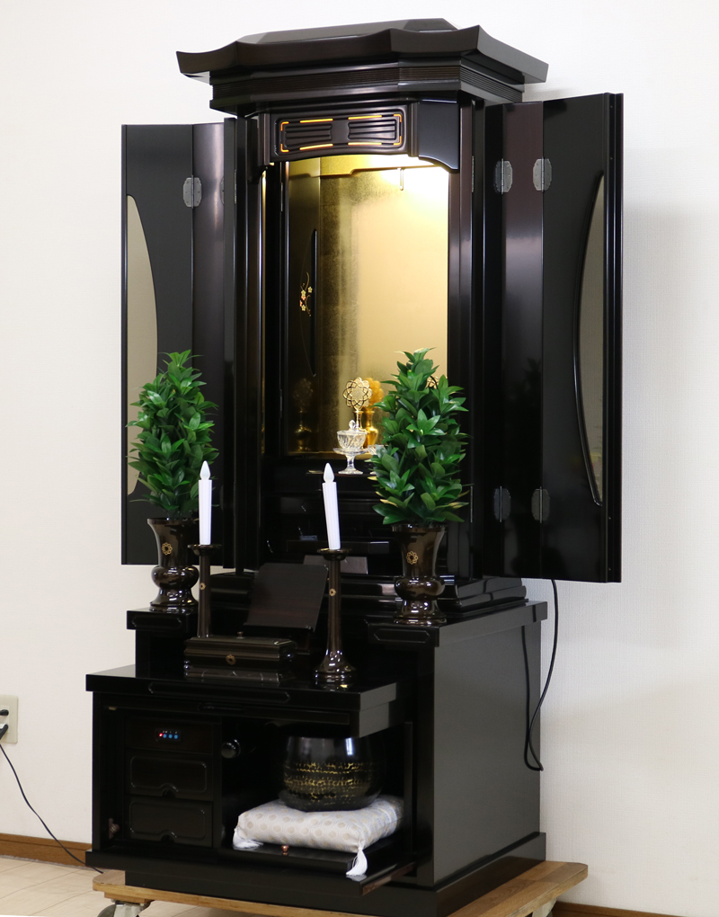 仏壇全体:高さ約175cm x 幅約70.5cm x 奥行約60.5cm  扉最大幅:約117cm  二つ折り幅:約88cm  厨子内寸:約65cm x約42.5cm　(特別特装ご本尊様可)  ※特別特装ご本尊様(会館用特装ご本尊様)ご安置可。  ブランド徳島製仏壇:国産:安心してご利用頂けます  ※特別特装ご本尊様(会館用特装ご本尊様)ご安置可。